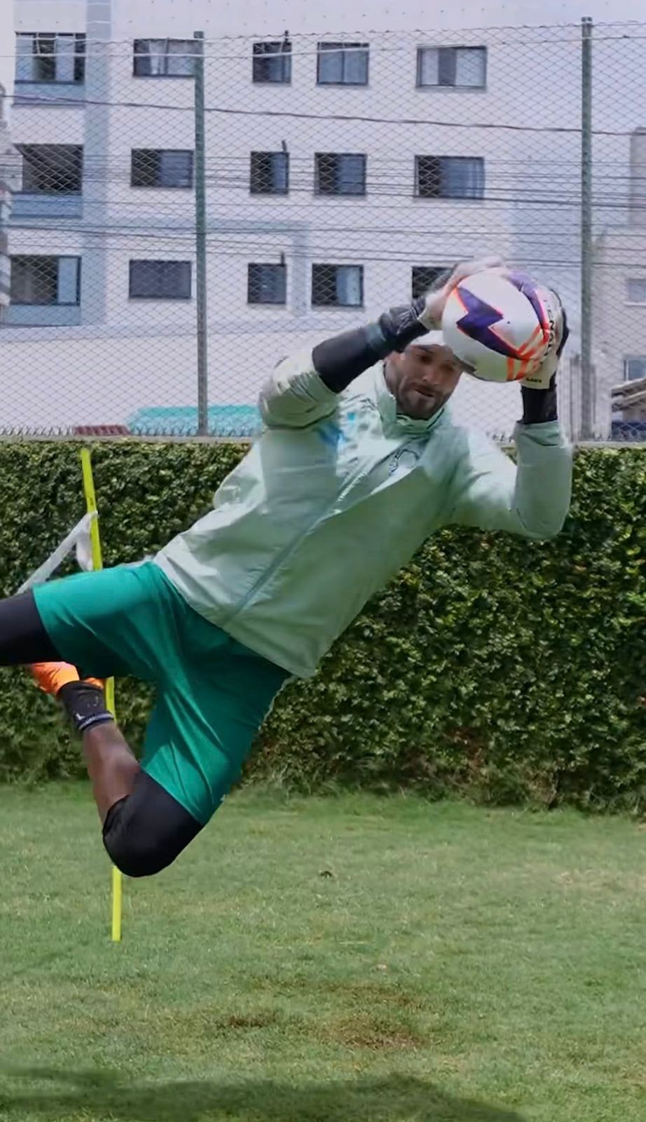 Weverton treina defesas com bola para voltar 100% no Palmeiras