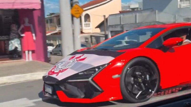 VÍDEO: Yuri Alberto anda em Lamborghini de R$ 7,8 milhões com bandeira do Corinthians