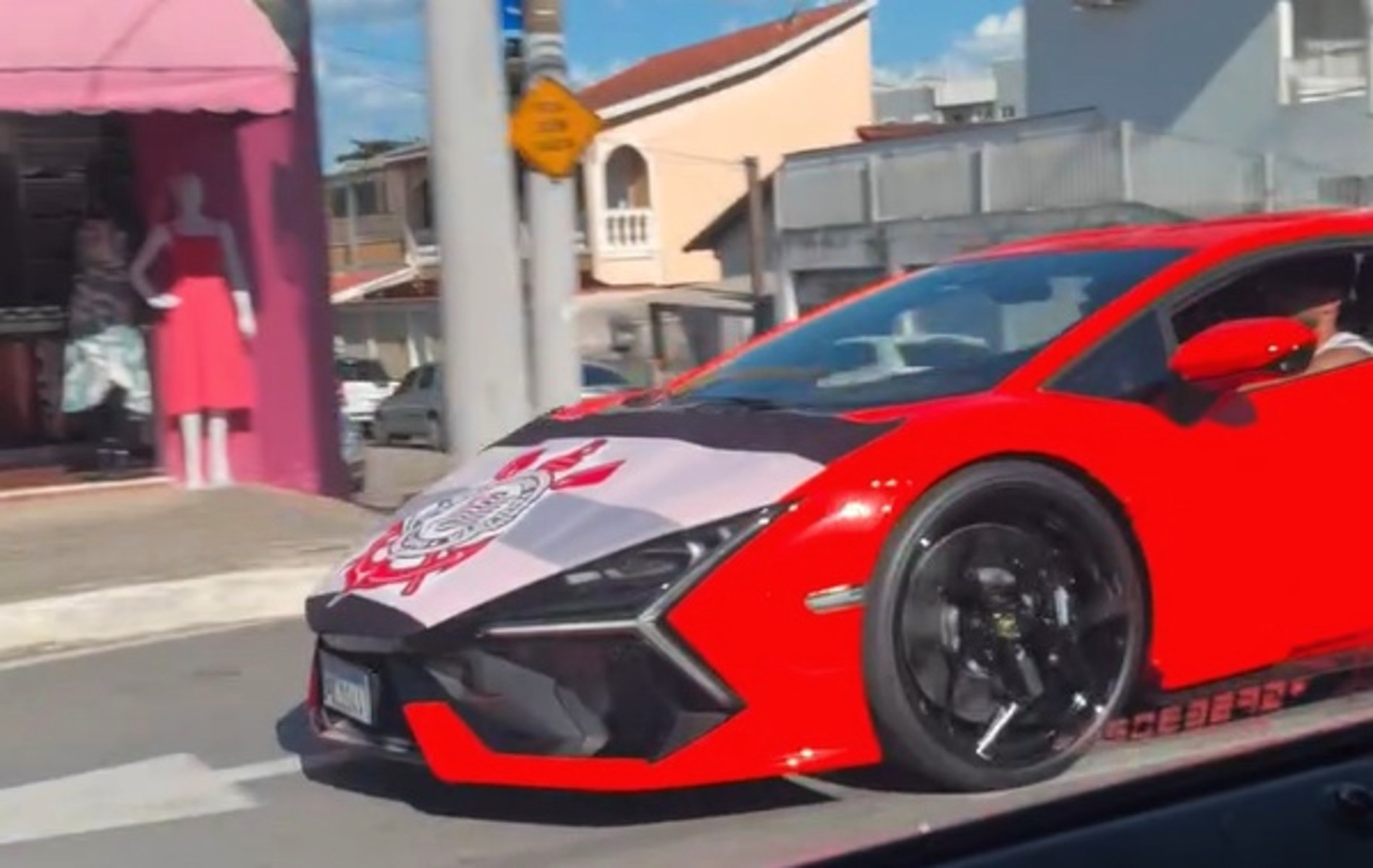 VÍDEO: Yuri Alberto anda em Lamborghini de R$ 7,8 milhões com bandeira do Corinthians