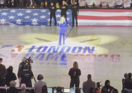 Homem grita ‘deixem a Groelândia em paz’ durante hino dos EUA em Londres e é ovacionado; VÍDEO