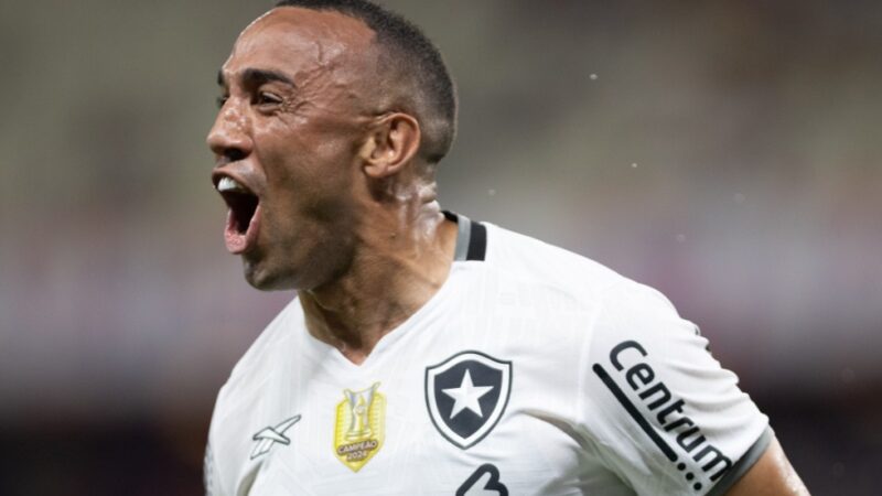 Marçal comemora renovação com o Botafogo: “Vontade de vencer só aumenta”