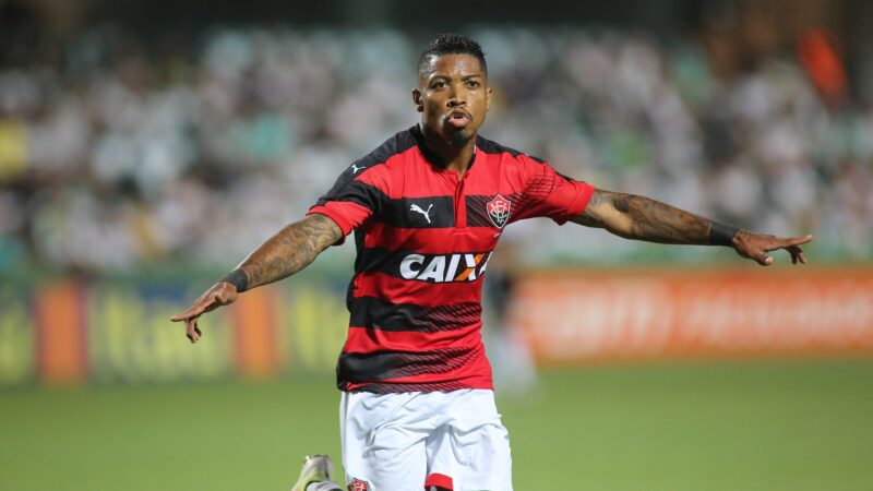 Após torcer no Barradão, Marinho negocia volta ao Vitória