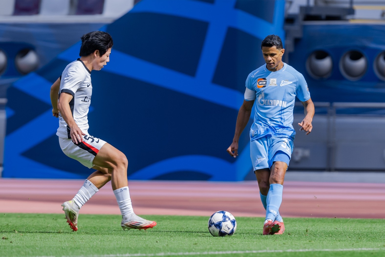 Douglas Santos se recupera de lesão, retoma pré-temporada no Zenit e volta ao radar da Seleção
