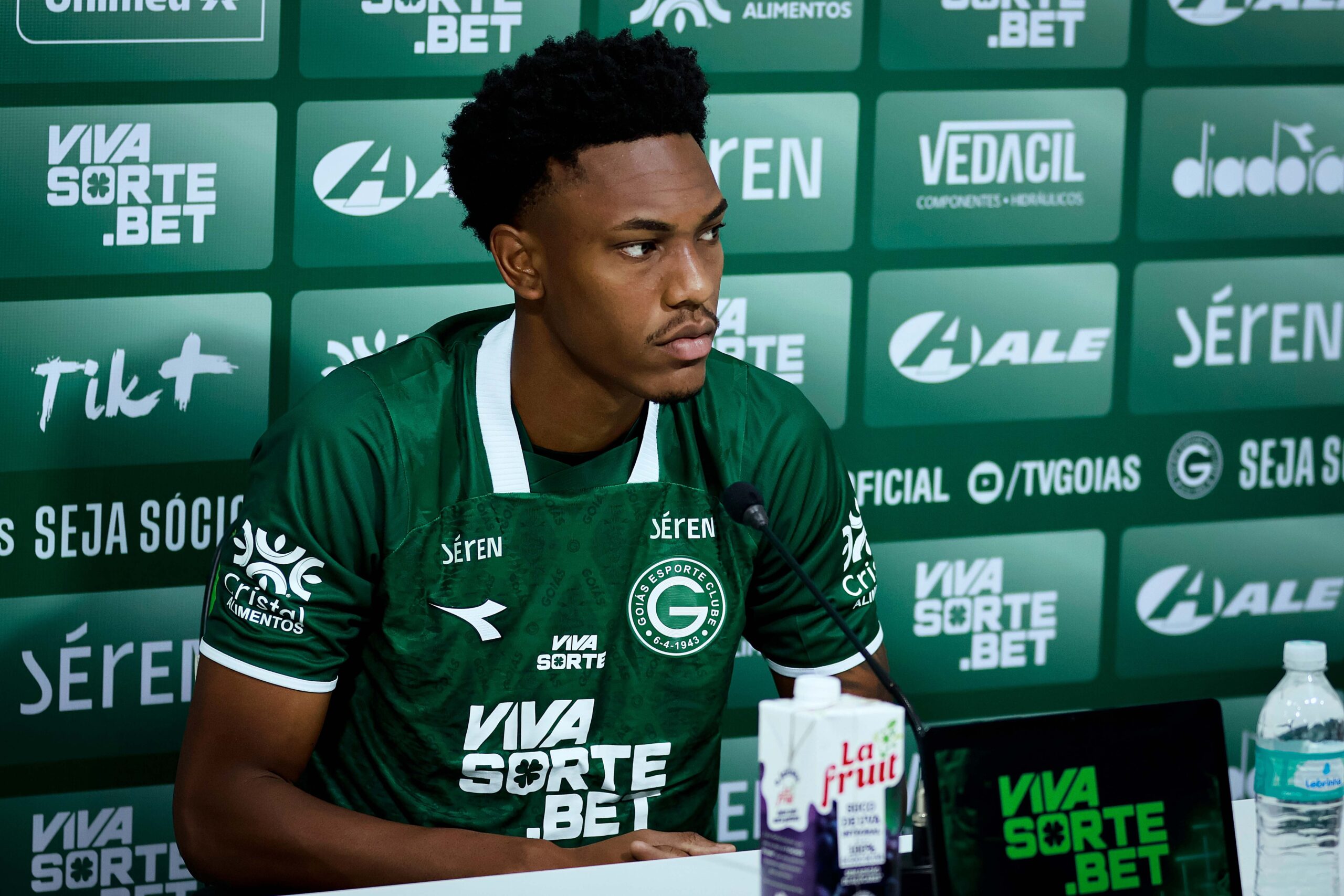 Luisão promete zaga forte no Goiás de 2026 e avisa: “Defender bem para atacar bem”