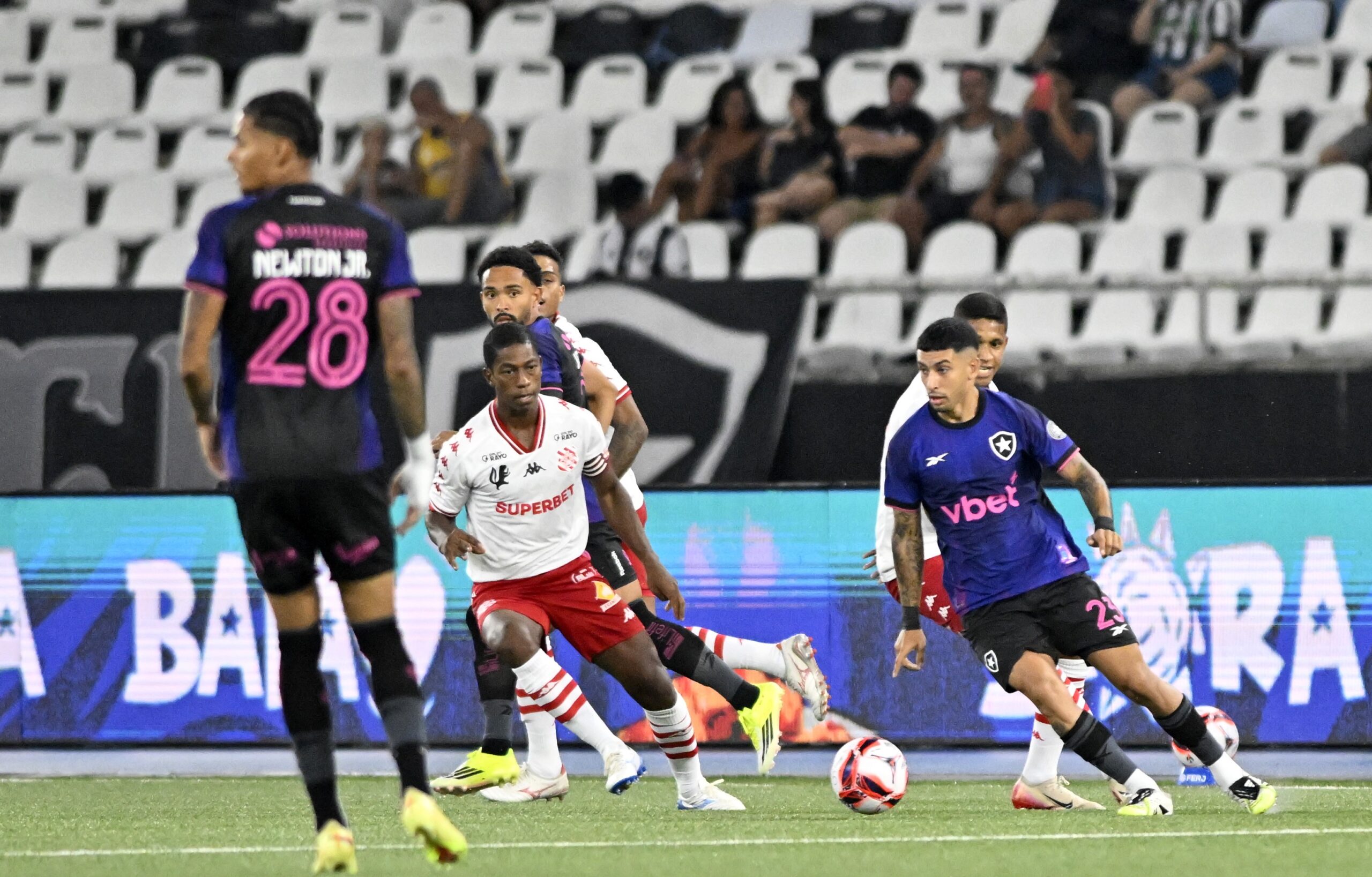 Botafogo estreia no Brasileirão em meio a sequência de clássicos no Carioca e mês decisivo do ano