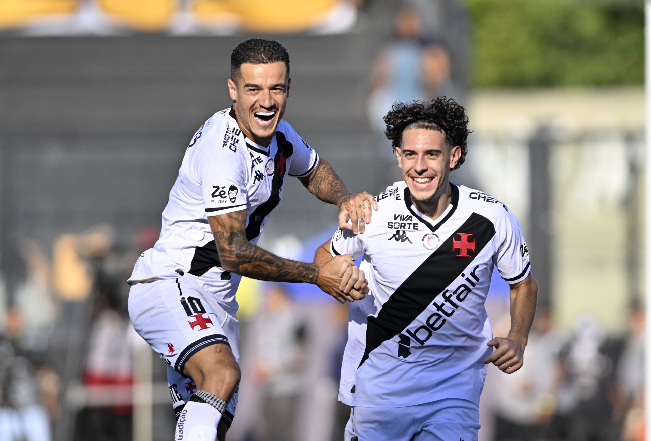 Com Coutinho na lista, veja quais jogadores do Vasco vão para o último ano de contrato em 2026