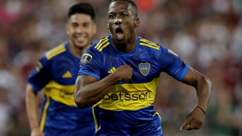 Autor de gol na final da Libertadores de 2023, Advíncula rescinde com Boca Juniors