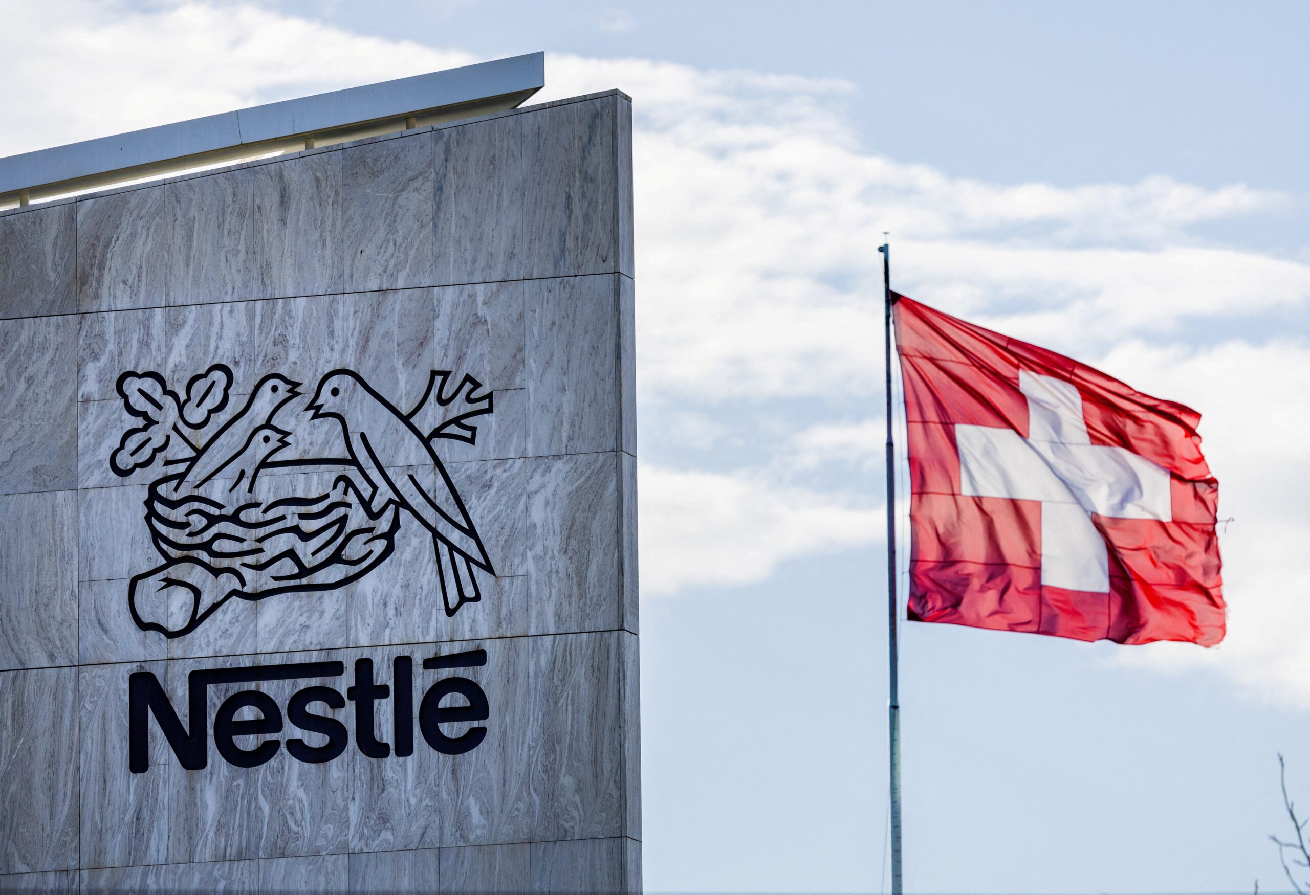 Nestlé faz recall de lotes de fórmulas infantis em 25 países por risco de toxina