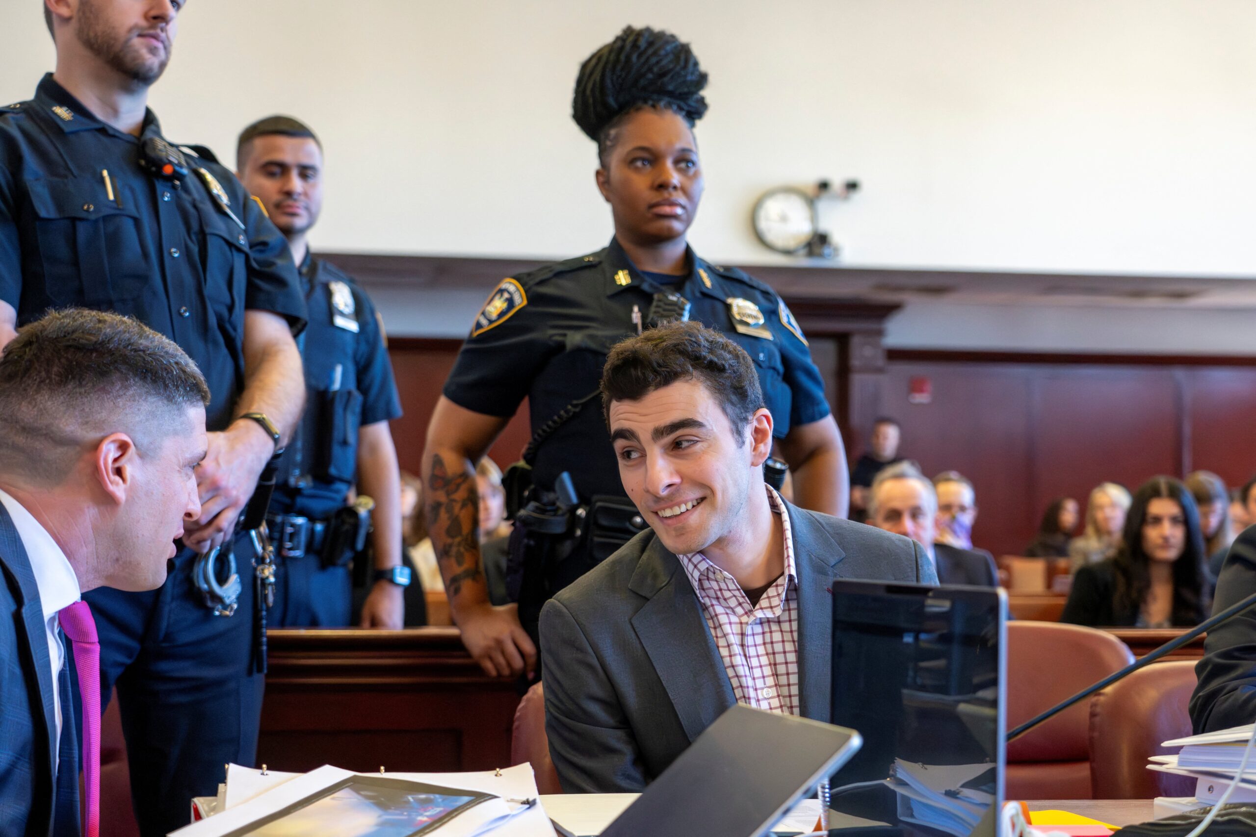 Juiz impede promotores de pedirem pena de morte contra Luigi Mangione, acusado de matar CEO