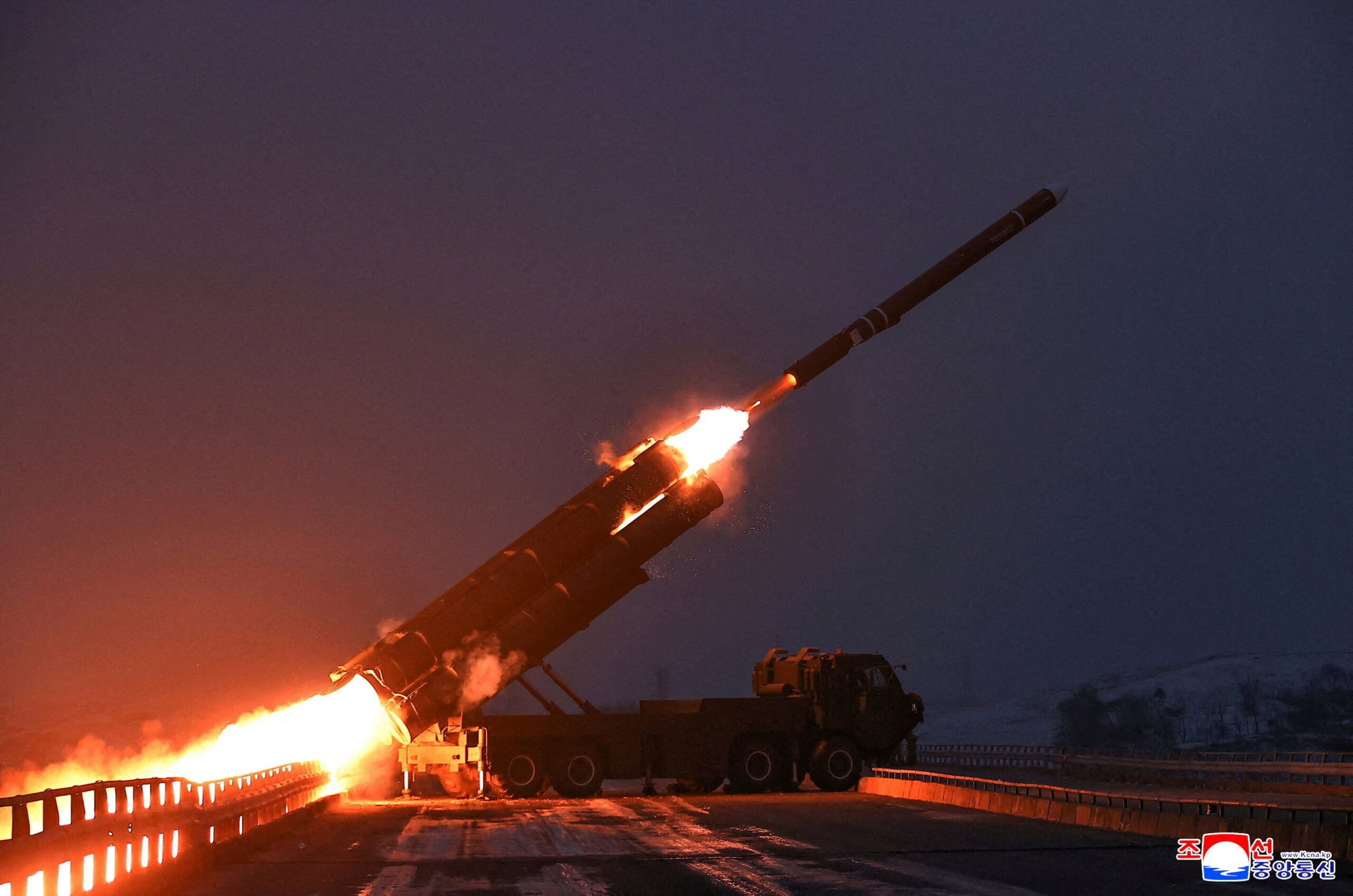 Coreia do Norte diz ter testado sistema que dispara vários foguetes em sequência e promete reforçar capacidade nuclear