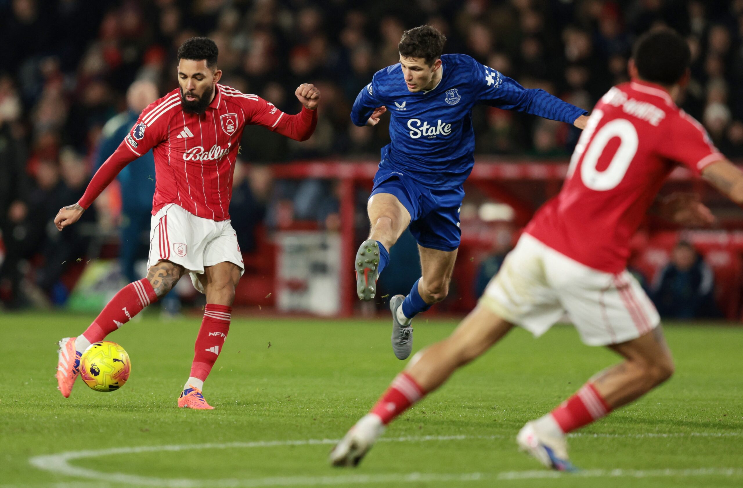 Douglas Luiz acerta retorno ao Aston Villa em novo empréstimo da Juventus