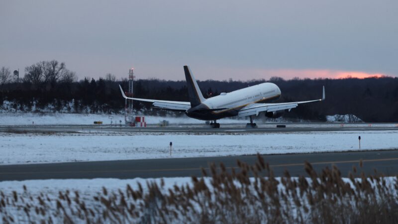 Avião com Maduro chega aos EUA após captura na Venezuela, diz site