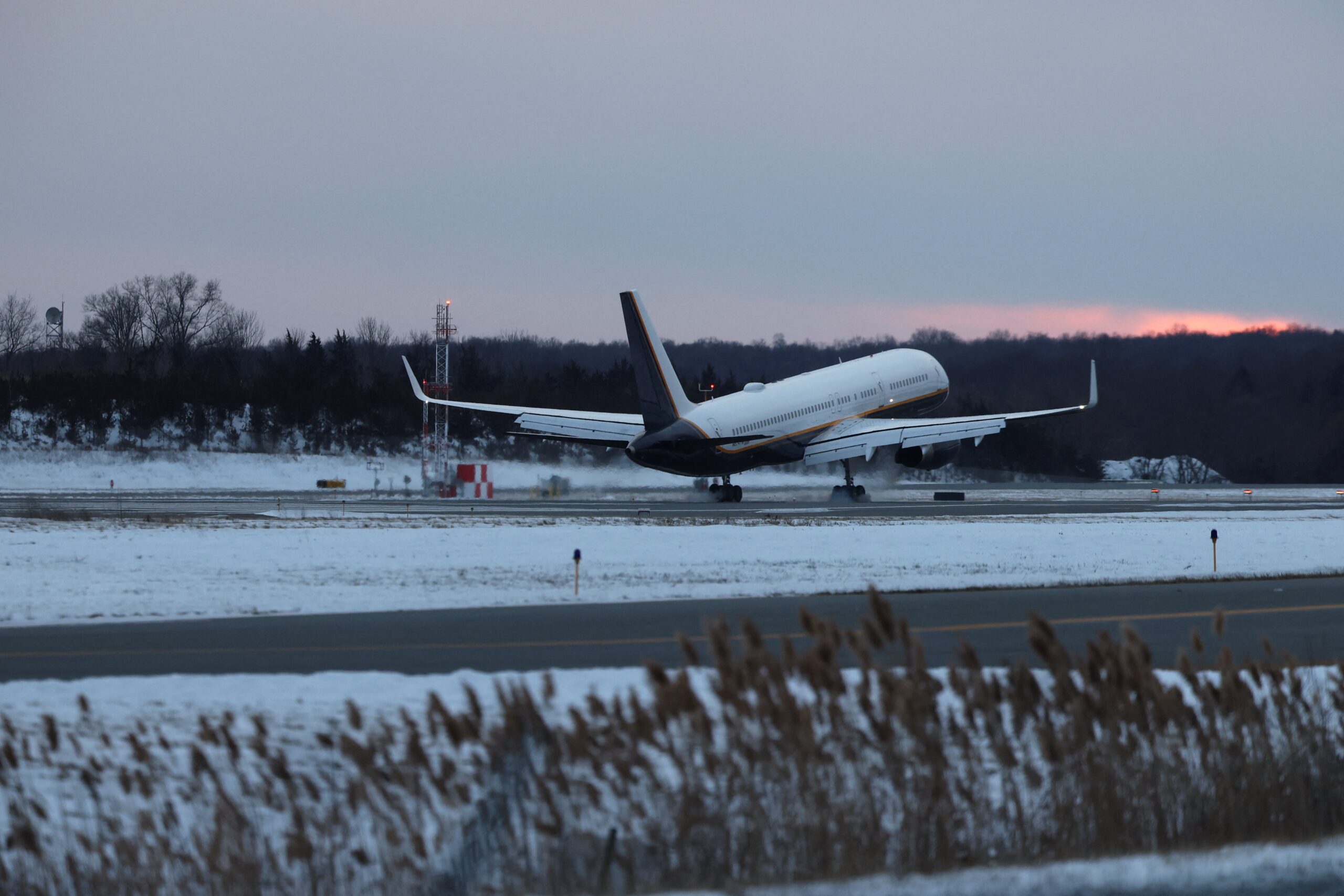 Avião com Maduro chega aos EUA após captura na Venezuela, diz site
