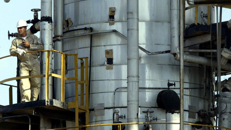 Bloqueio dos EUA faz Venezuela reduzir produção de petróleo por falta de armazenamento