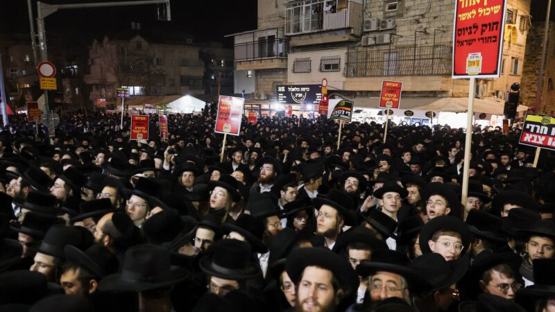 Adolescente de 14 anos morre após ser arrastado por ônibus em protesto em Jerusalém; VÍDEO