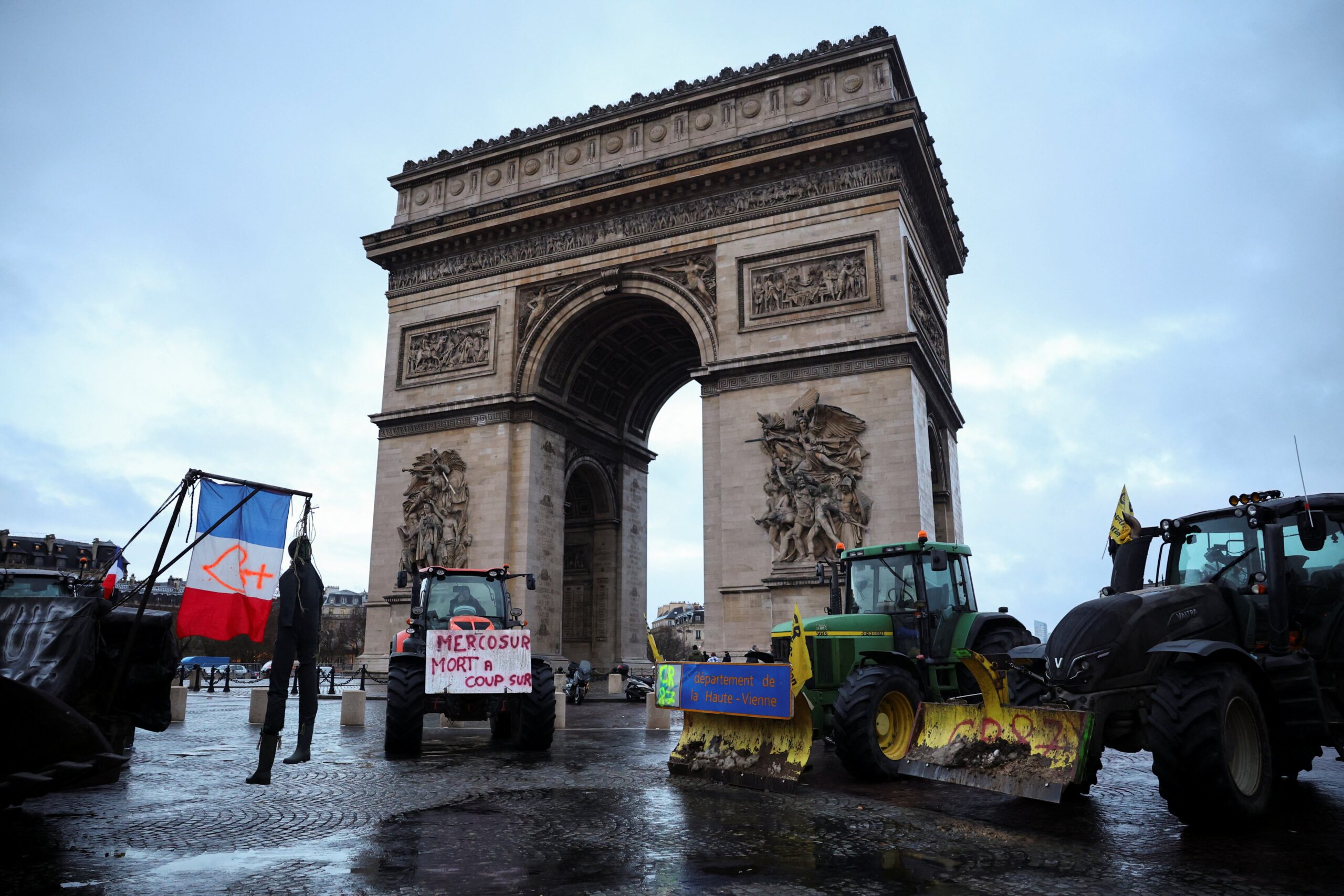 Agricultores franceses bloqueiam ruas de Paris em protesto contra acordo entre União Europeia e Mercosul