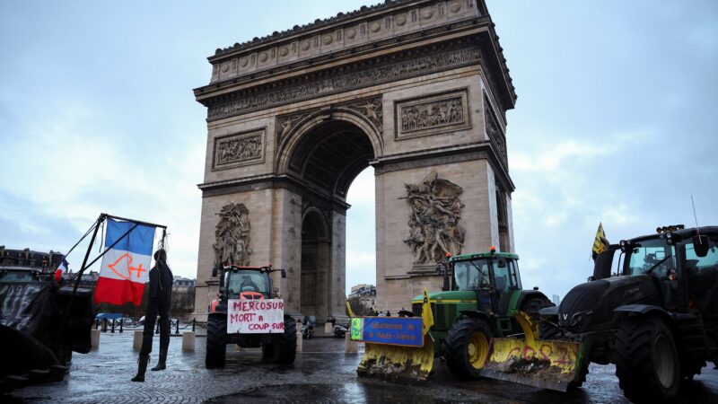 Agricultores franceses bloqueiam ruas de Paris em protesto contra acordo da União Europeia com o Mercosul