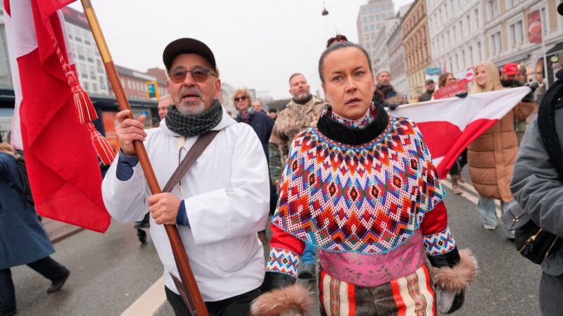 Manifestantes se reúnem pela Dinamarca em solidariedade à Groenlândia