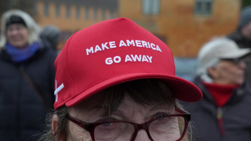 ‘Make America Go Away’: lema ‘MAGA’ ganha novo significado em bonés de manifestantes europeus contra Trump