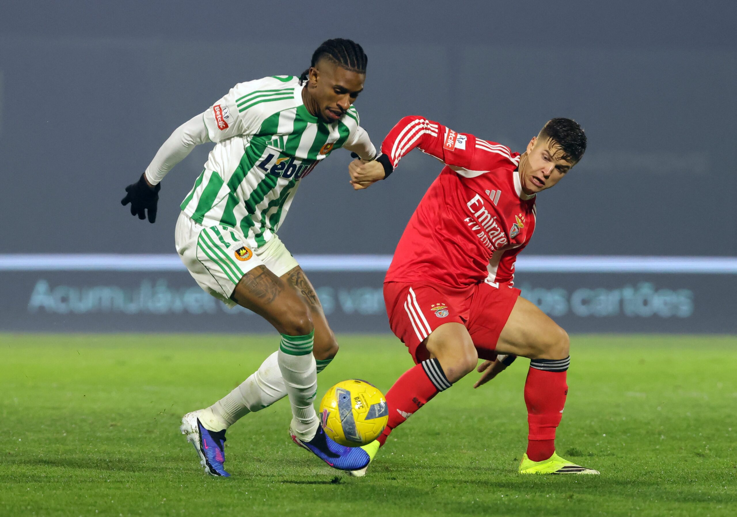 Destaque do Rio Ave, atacante André Luiz, ex-Flamengo, fecha com Olympiacos