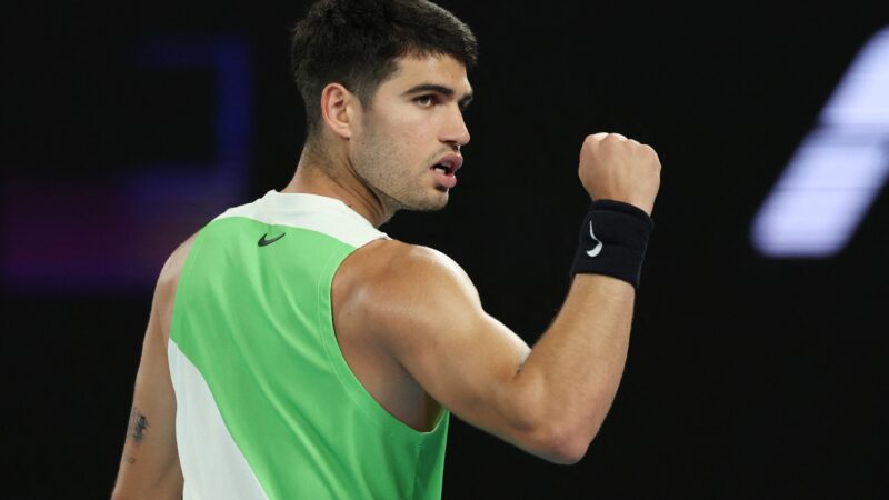 Alcaraz e Sabalenka estreiam com vitórias sem sustos sob olhar de Federer no Australian Open