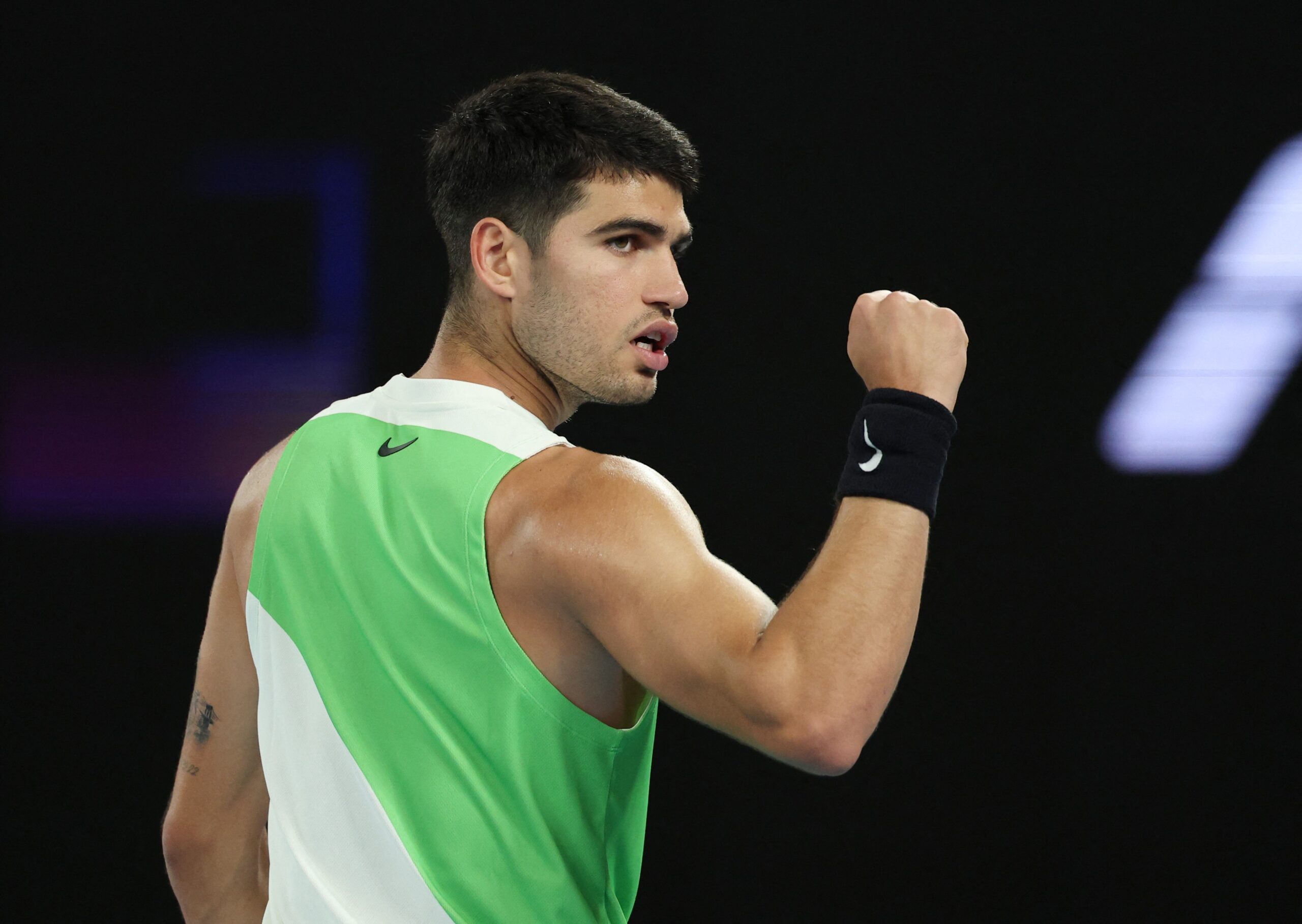 Alcaraz e Sabalenka estreiam com vitórias sem sustos sob olhar de Federer no Australian Open