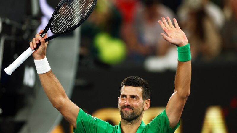 Novak Djokovic vence italiano e fica a uma vitória de recorde de Federer no Australian Open