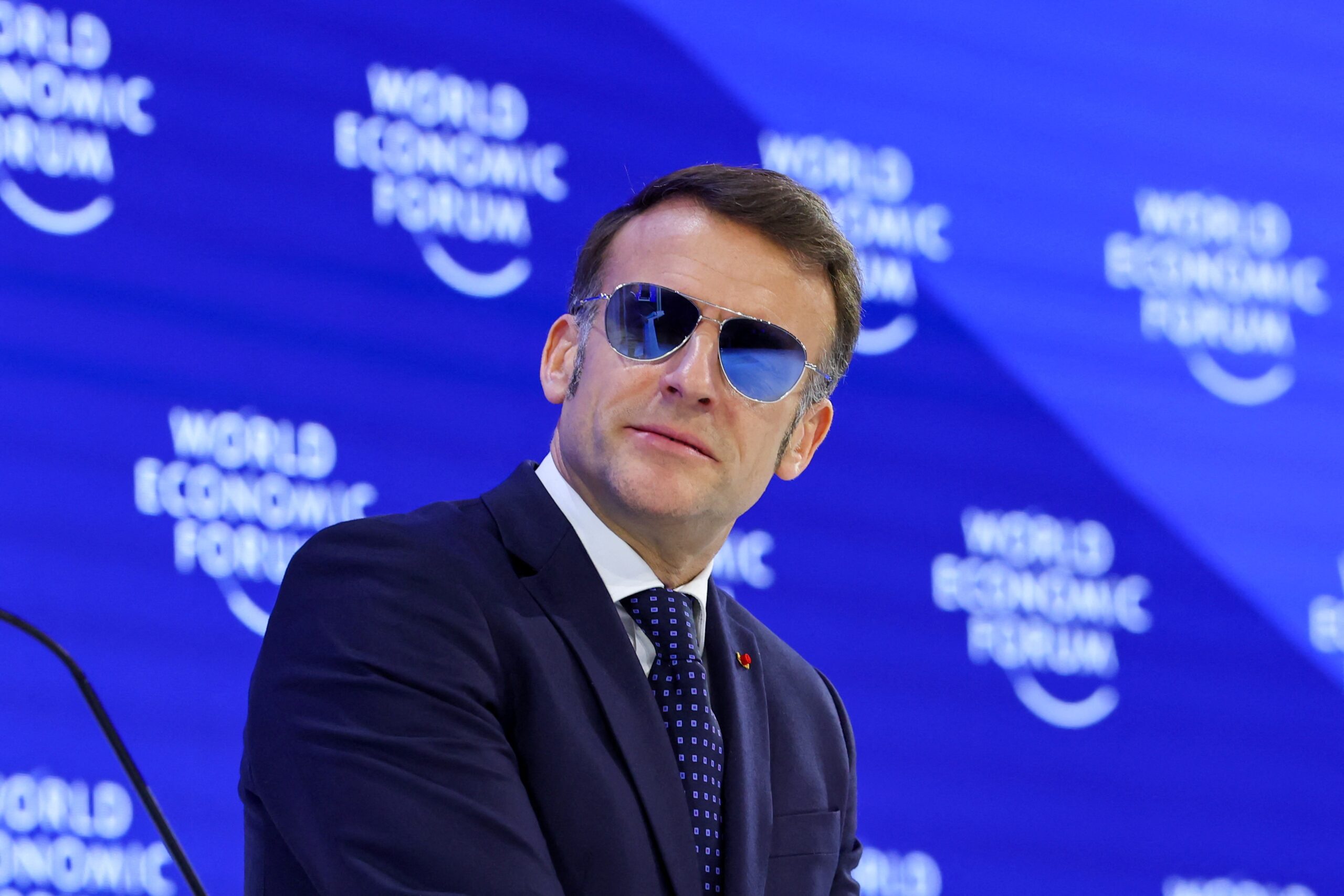 Por que Macron usou óculos escuros durante seu discurso em Davos?