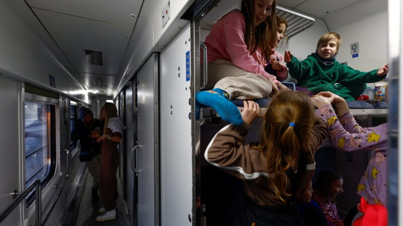 Na Ucrânia, falta de aquecimento por causa de ataques da Rússia faz famílias buscarem abrigo; VÍDEO