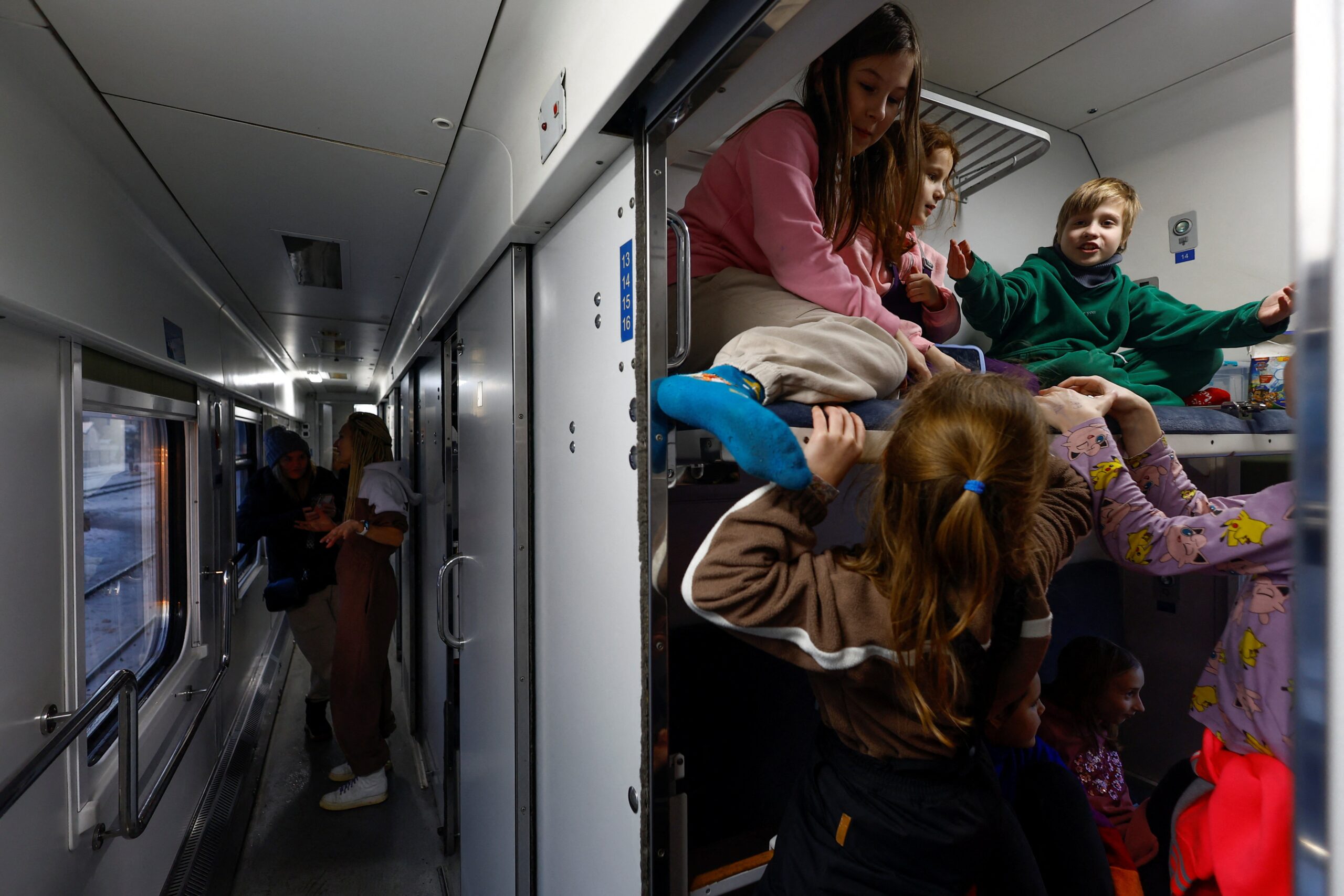 Na Ucrânia, falta de aquecimento por causa de ataques da Rússia faz famílias buscarem abrigo; VÍDEO