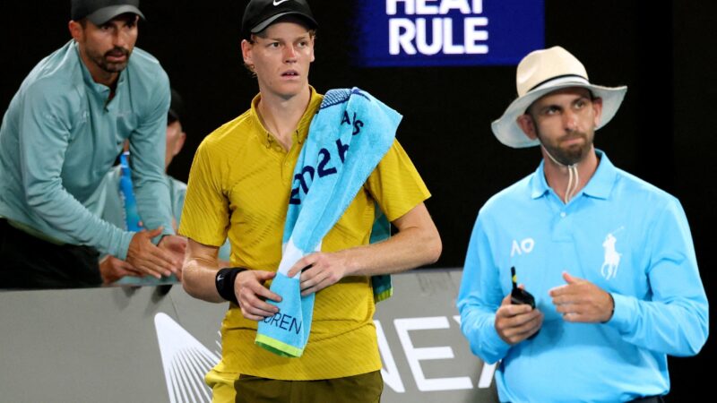 Regra do calor é aplicada, Sinner supera câimbras e vira jogo contra algoz de João Fonseca