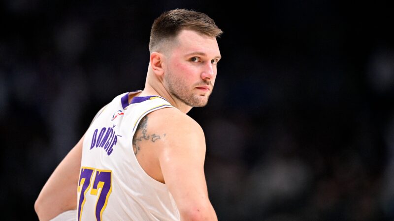 Doncic é ovacionado, bate recorde e mantém invencibilidade contra o Dallas Mavericks na NBA