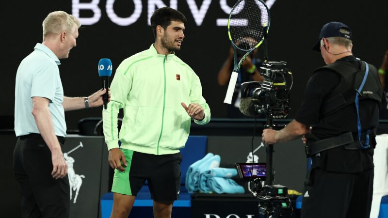 Alcaraz vai à semi do Australian Open pela 1ª vez e dá show de malabarismo com raquete; veja