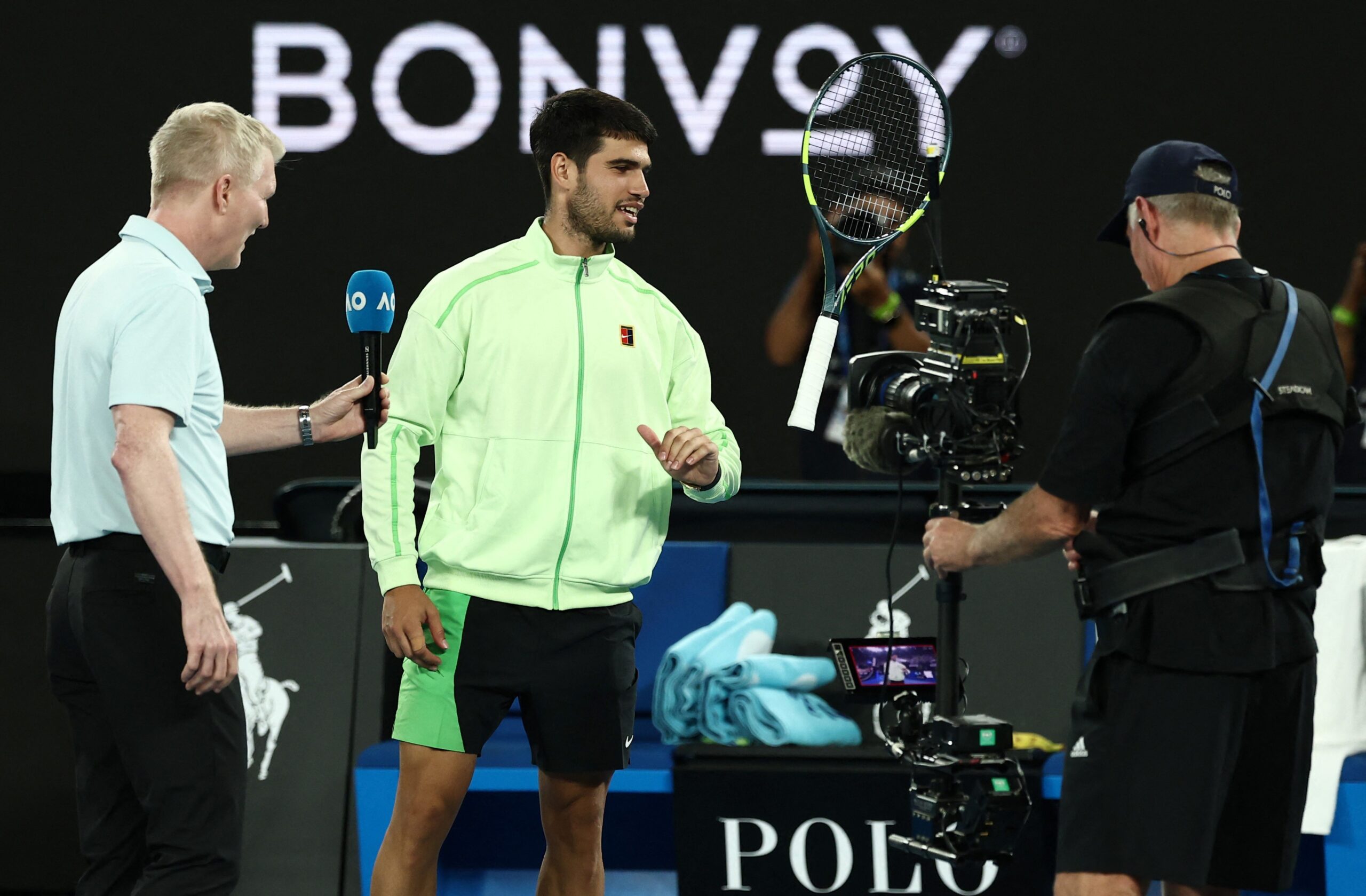 Alcaraz vai à semi do Australian Open pela 1ª vez e dá show de malabarismo com raquete; veja