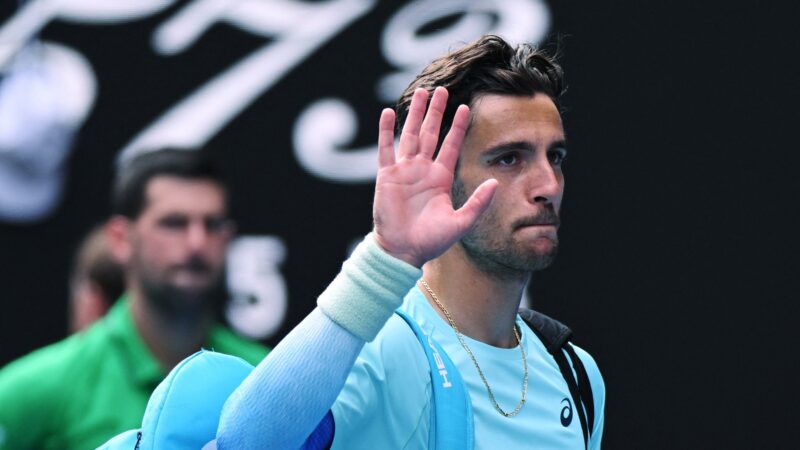 Musetti abandona partida e Djokovic avança às semis do Australian Open