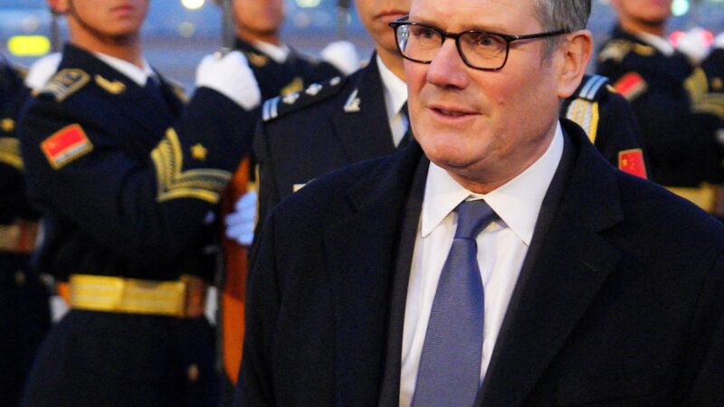 Premiê do Reino Unido chega à China em viagem vista como desafio a Trump