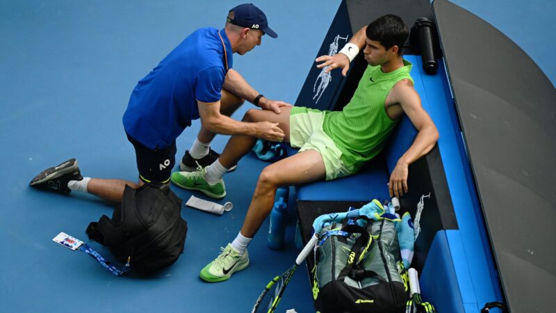 Alcaraz passa mal em semifinal do Australian Open, e atendimento por câimbras causa revolta de Zverev