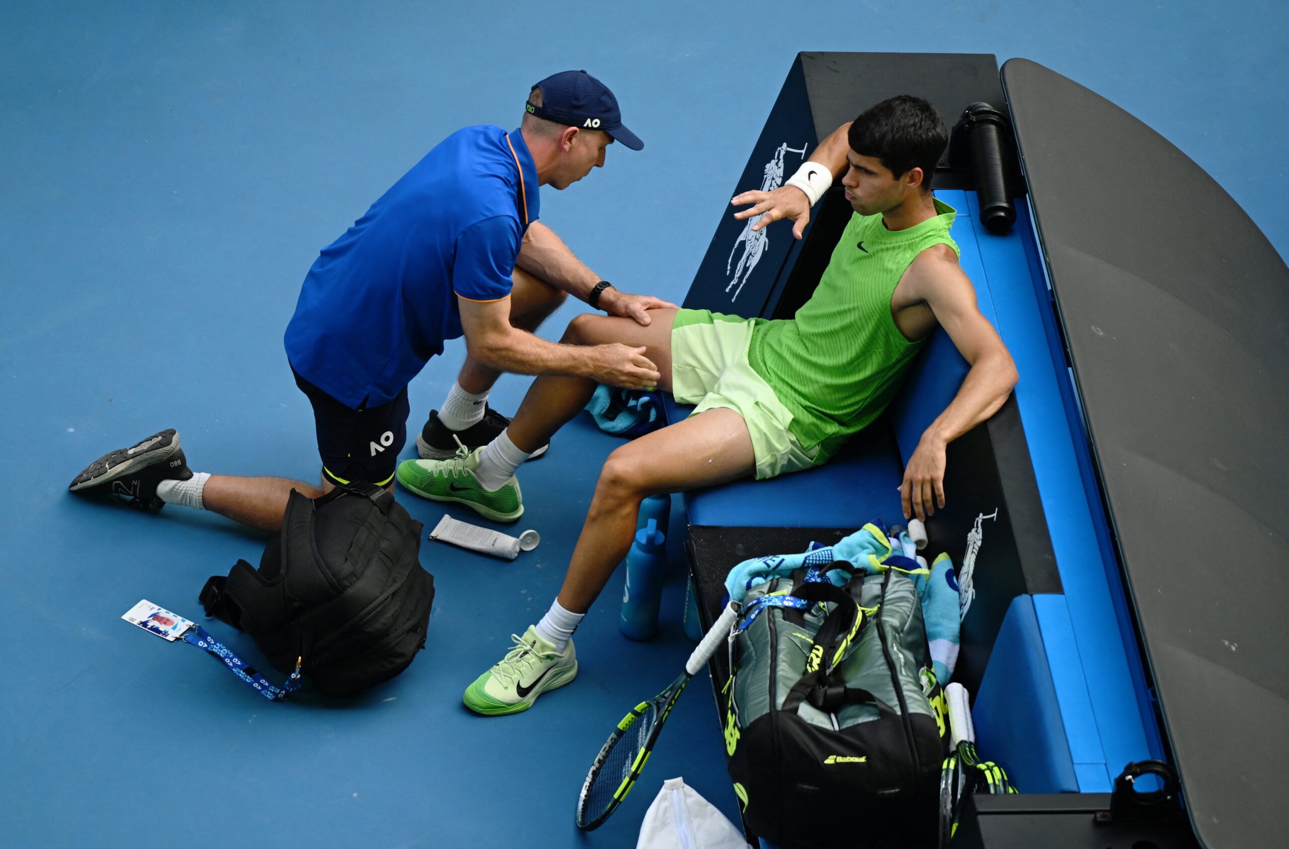 Alcaraz passa mal em semifinal do Australian Open, e atendimento por câimbras causa revolta de Zverev