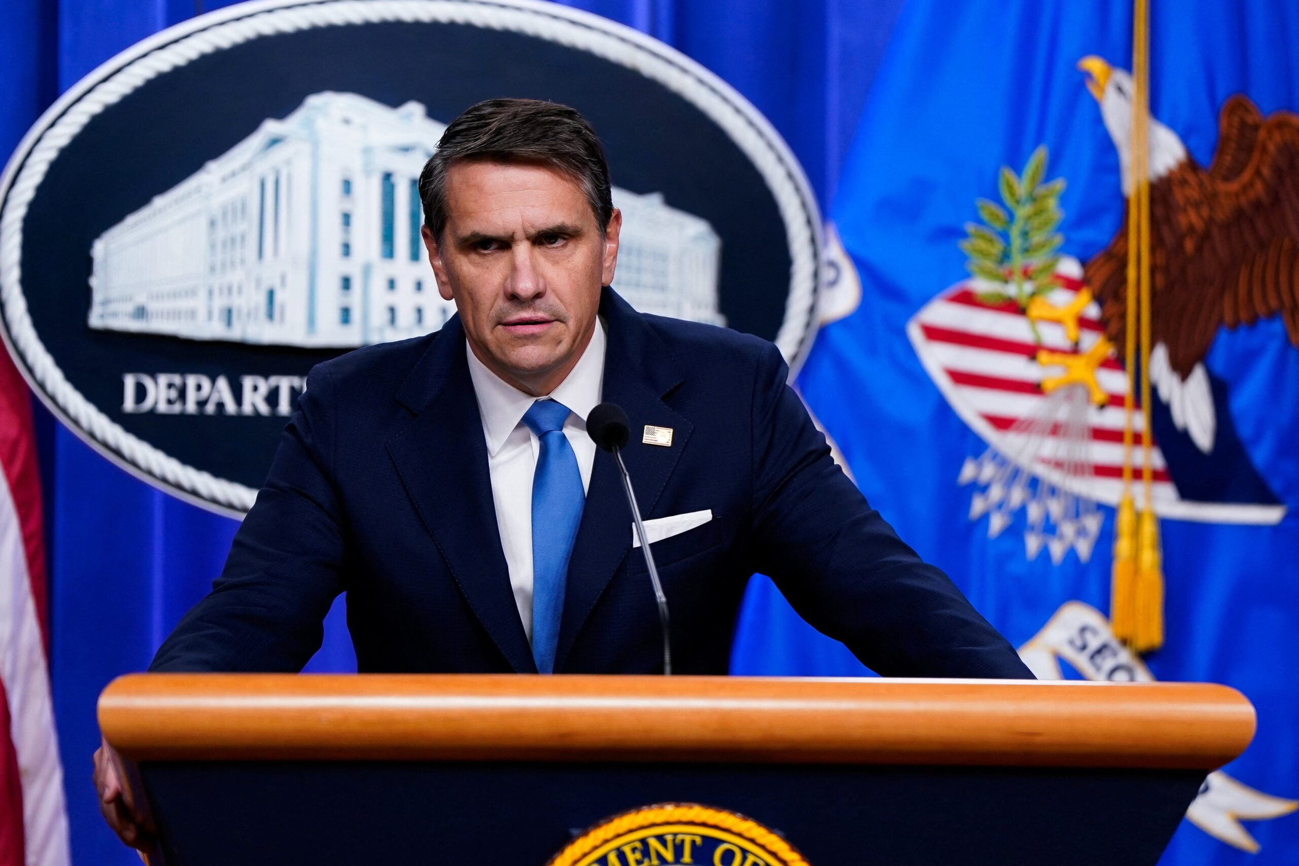 Caso Epstein: Departamento de Justiça dos EUA divulga mais 3 milhões de arquivos e diz que não protegeu Trump