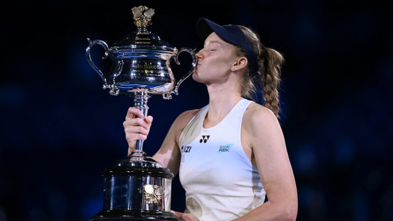 Rybakina vence Sabalenka de virada e conquista primeiro título do Australian Open
