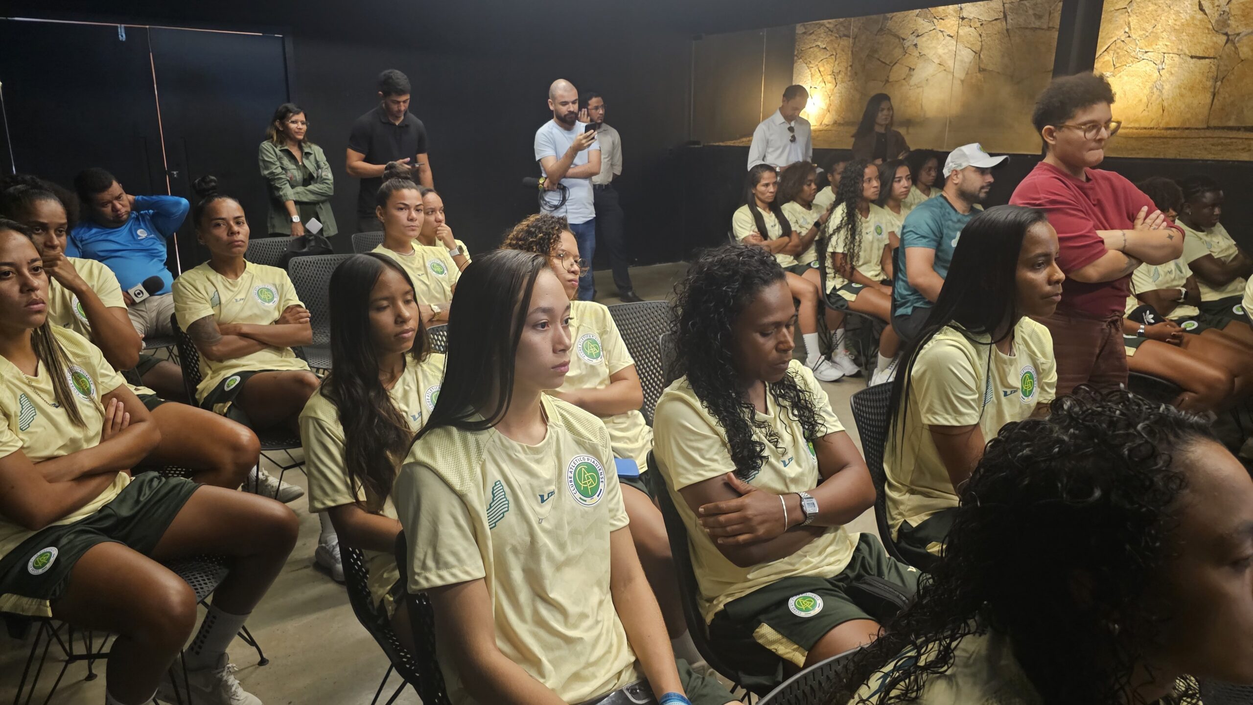 Lateral do Atlético-PI, Suellen cita alto nível do clube e calendário desgastante em 2026; assista