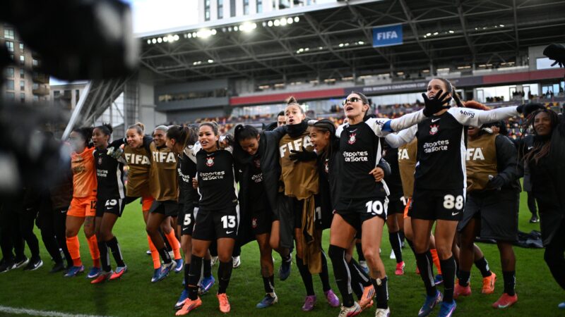 Poropopó em Londres: jogadoras do Corinthians fazem a festa com a torcida após vaga para final