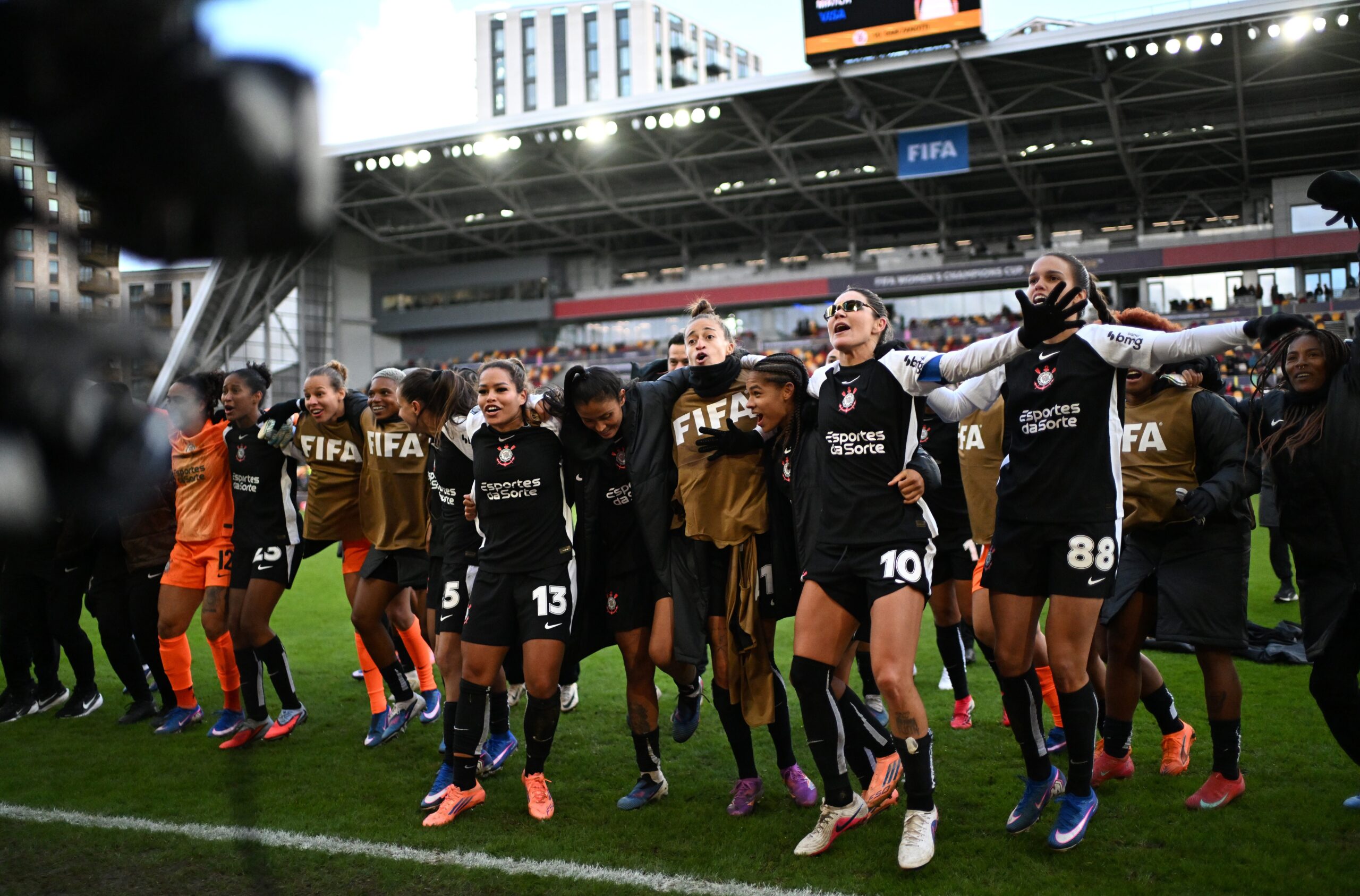 Poropopó em Londres: jogadoras do Corinthians fazem a festa com a torcida após vaga para final