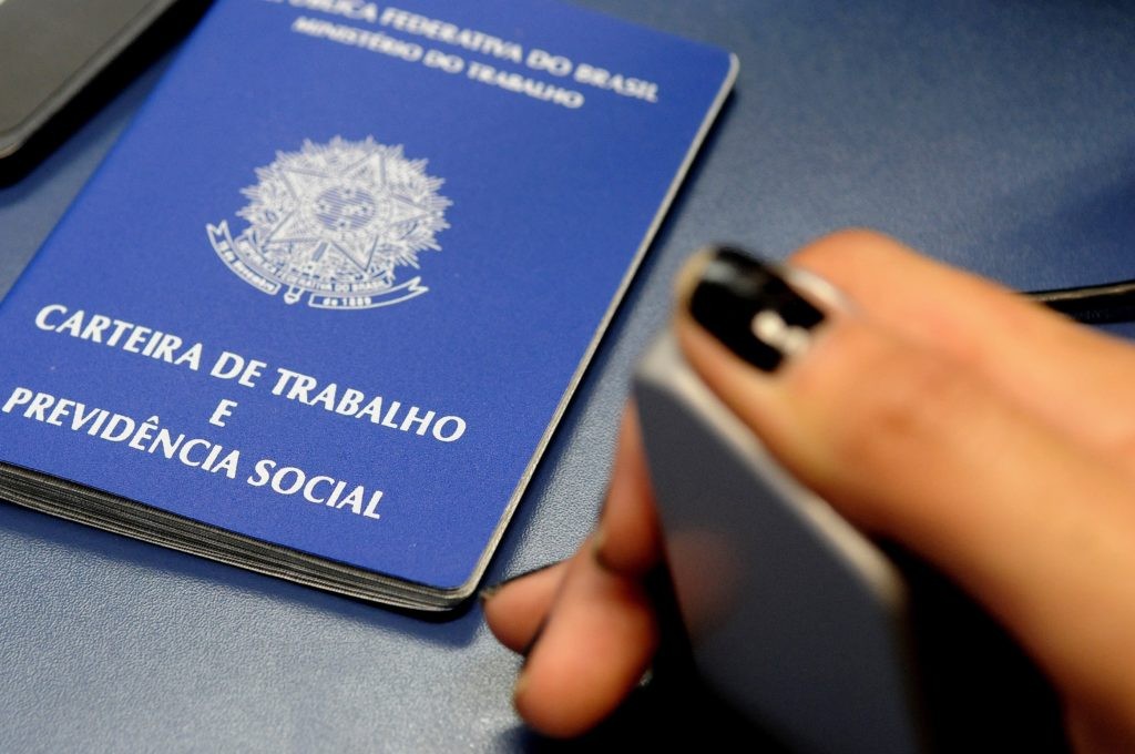 Taxa média de desemprego fica em 5,6% em 2025, diz IBGE