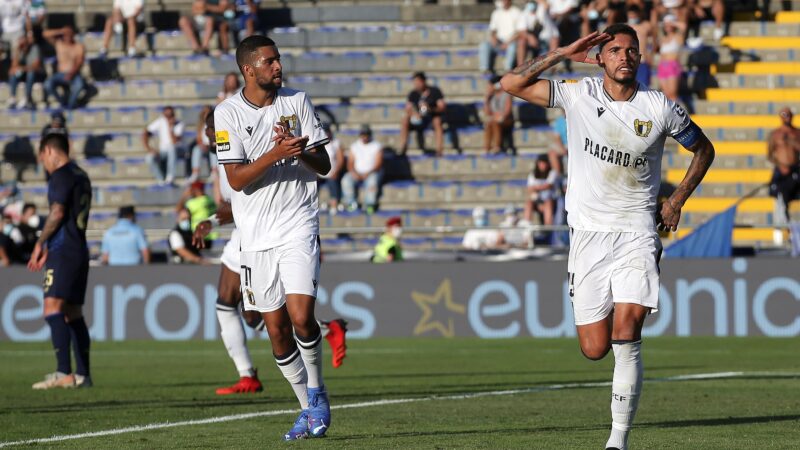 Vitória anuncia a contratação do zagueiro Riccieli, que celebra volta ao Brasil