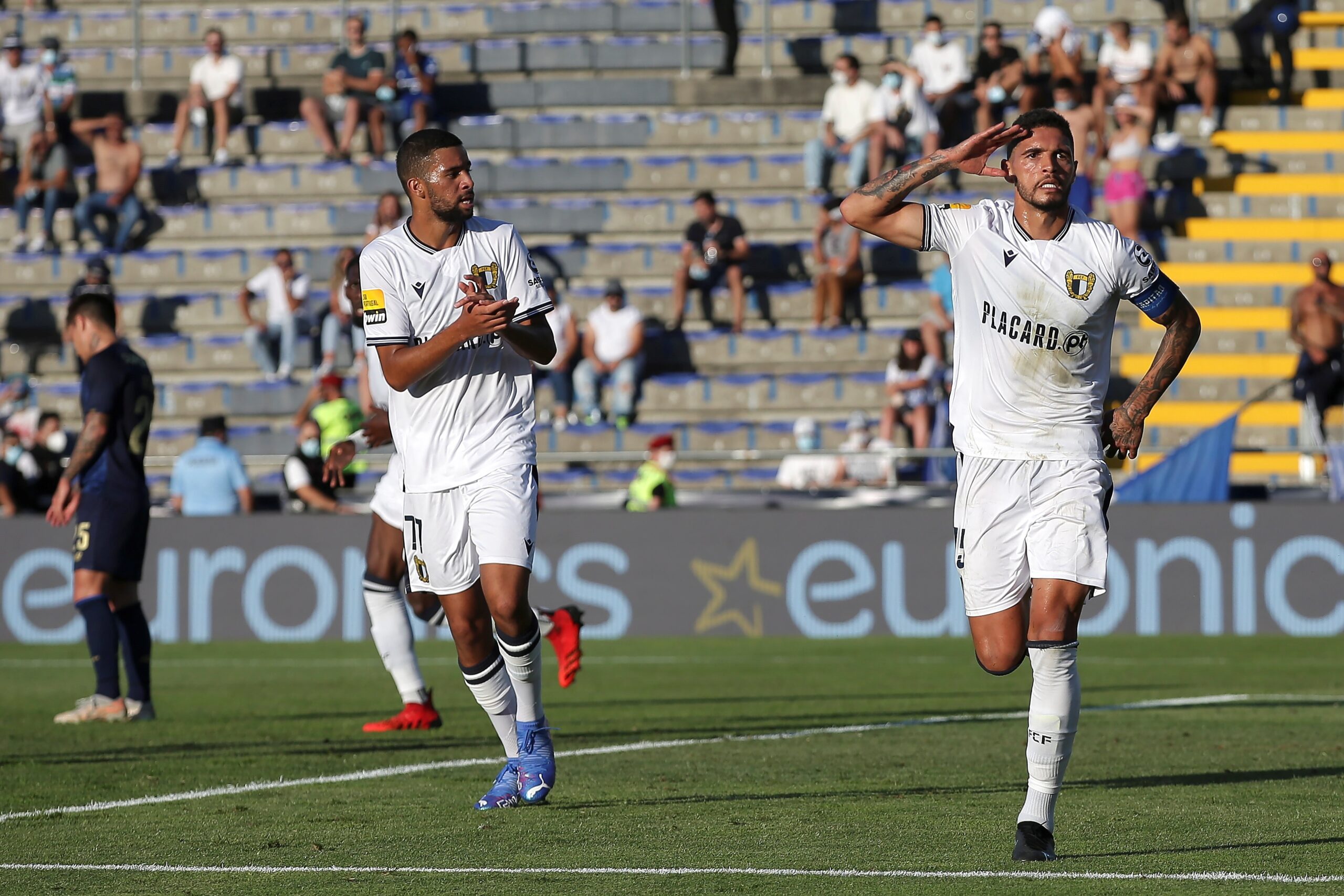 Vitória anuncia a contratação do zagueiro Riccieli, que celebra volta ao Brasil