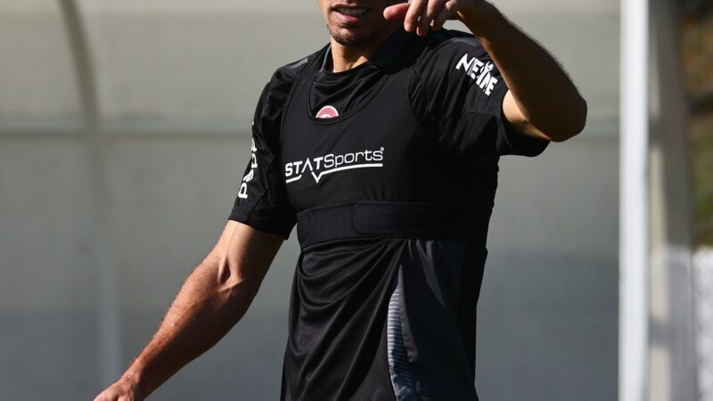 Gabriel Paulista chega a São Paulo e faz exames para assinar contrato com o Corinthians