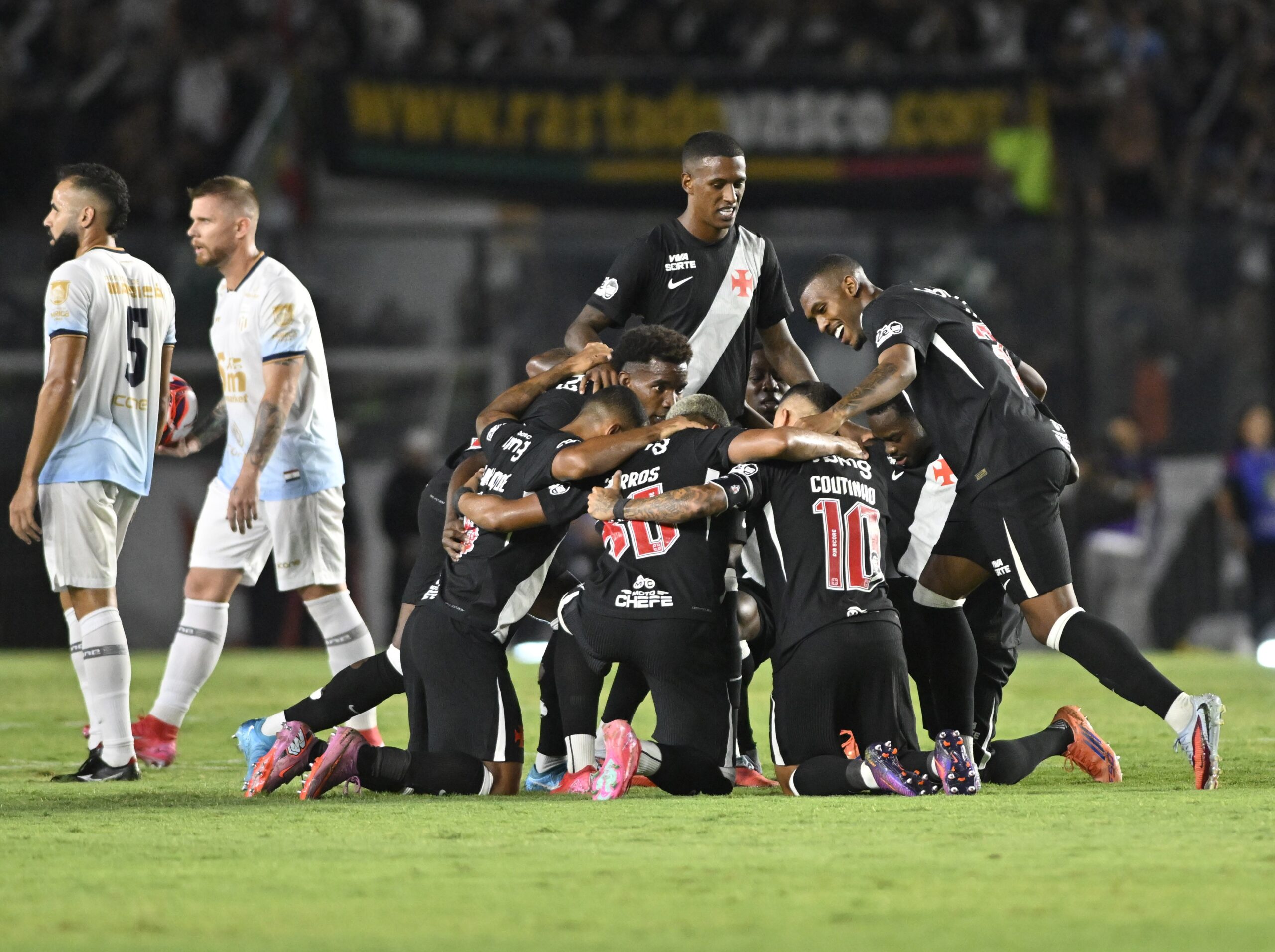 Análise: com ataque envolvente e defesa frágil, Vasco inicia 2026 com cara de 2025