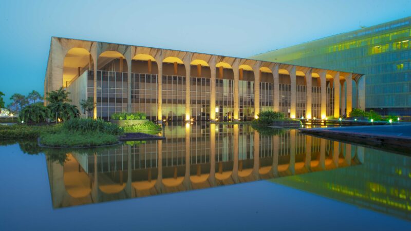 Itamaraty publica edital de concurso para diplomata com 60 vagas e salário inicial de R$ 22,5 mil