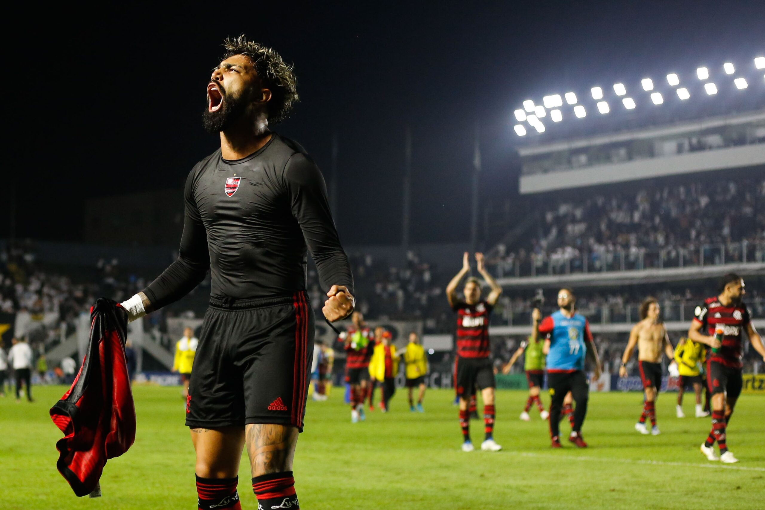 Gabigol coleciona gols, polêmicas e provocações contra o Santos nas passagens por Flamengo e Cruzeiro